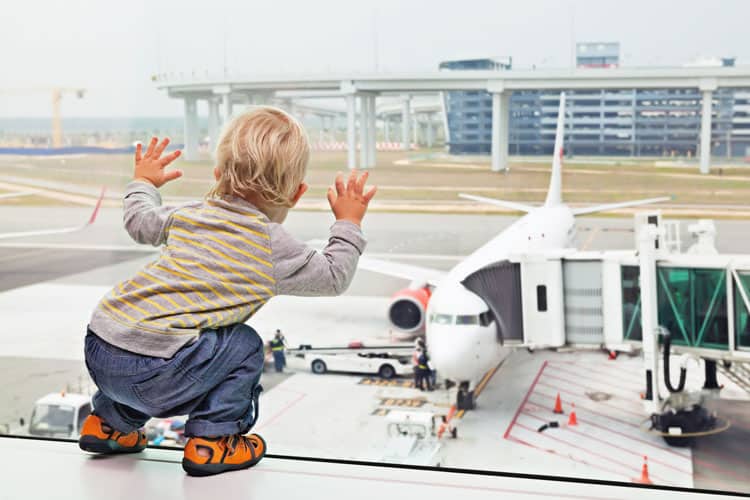 pequeño niña con maleta viaje en el aeropuerto, niños viaje