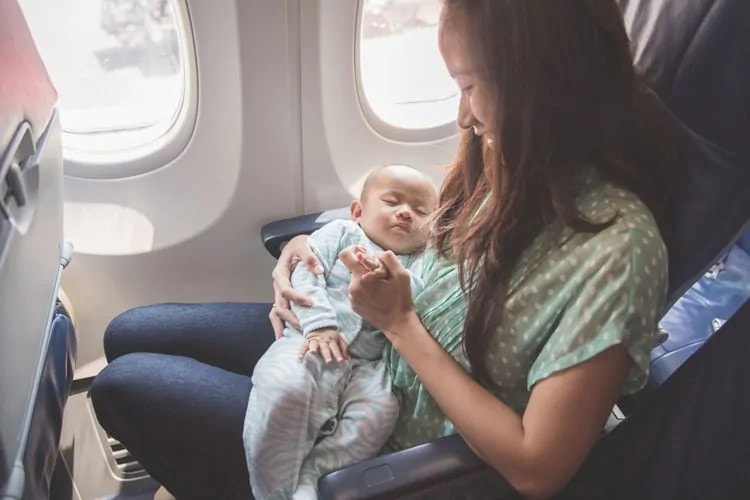 Volar con tu hijo: ¿Puedo llevar mi silla de coche en el avión?